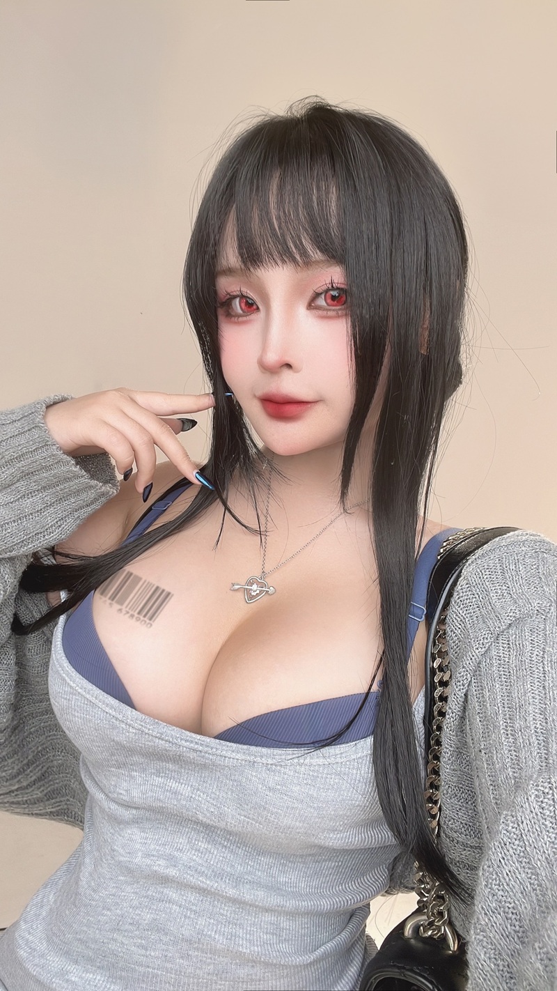 Sayo Momo với trang phục cảnh sát bó sát và phụ kiện đầy đủ