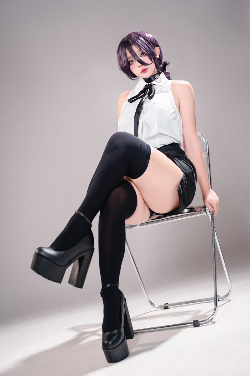 Đồng phục Police Girl sexy mặc lên body Sayo Momo