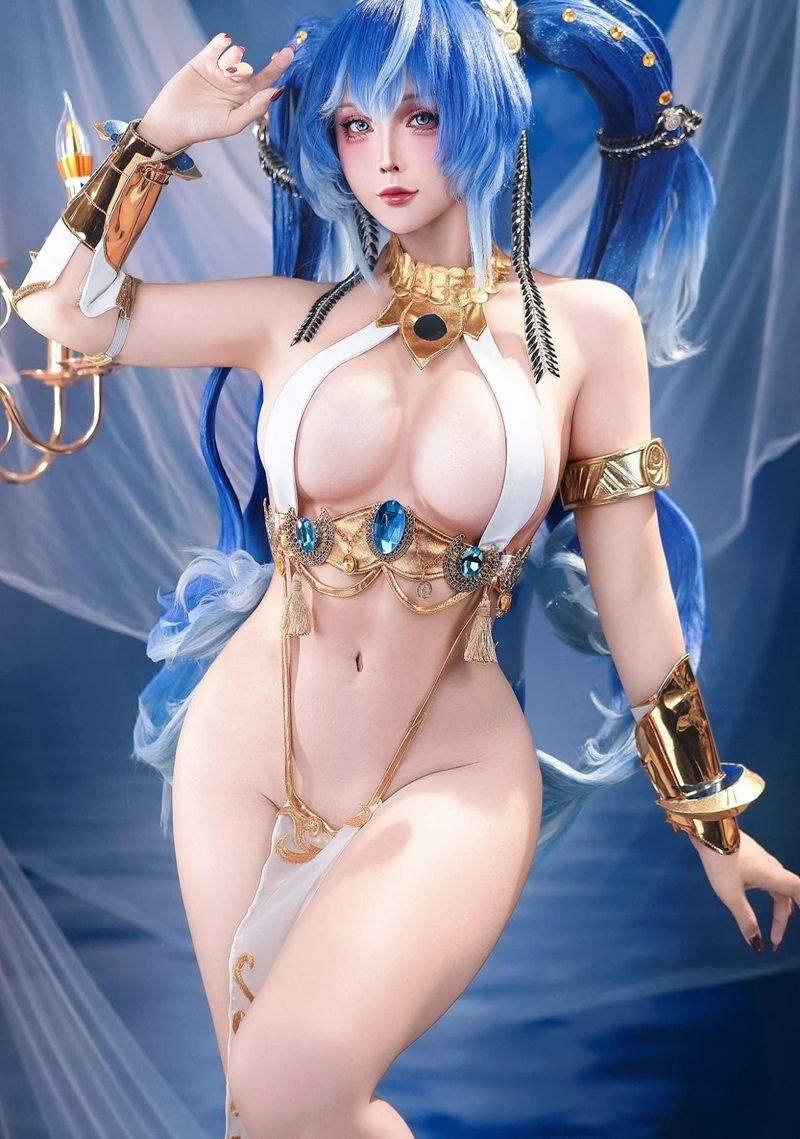 Nữ thần cosplay Sayo Momo trong bộ đồ Police Girl