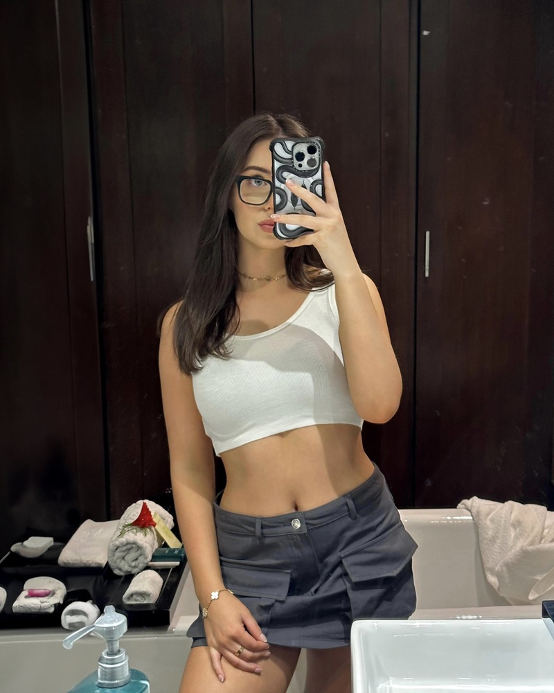 Chờ cặc to đến nứt lồn Mikaylah