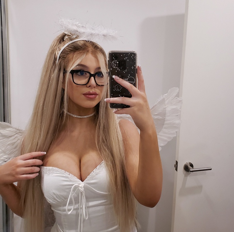 Dang rộng hai chân chờ cặc Streamer Mikaylah