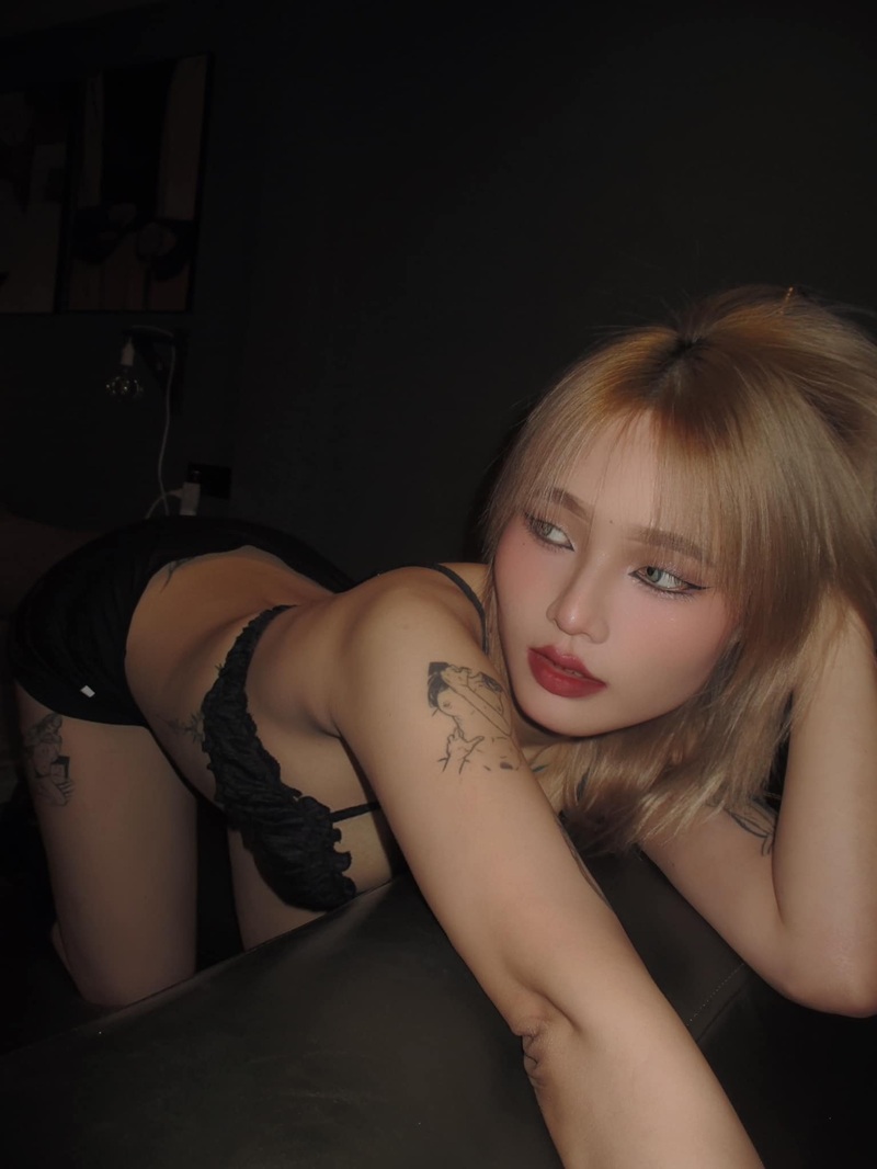 Tường Vân với outfit Police Girl đầy mê hoặc