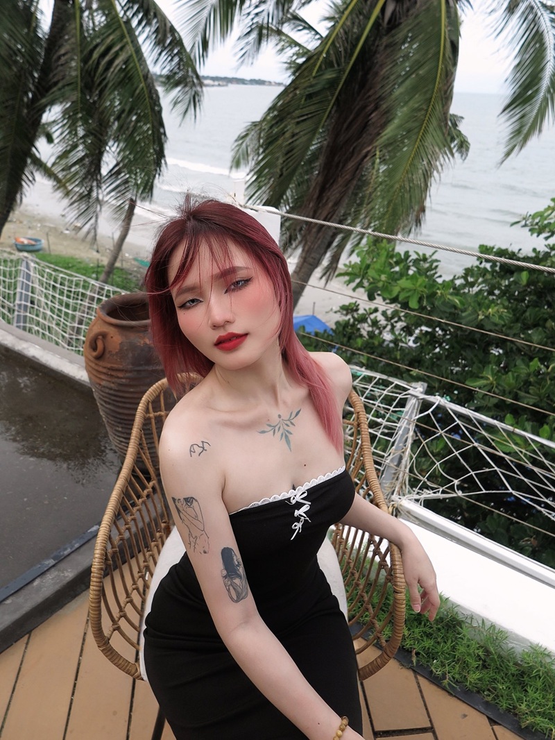 Tường Vân khoe dáng với bộ đồ cảnh sát gợi cảm