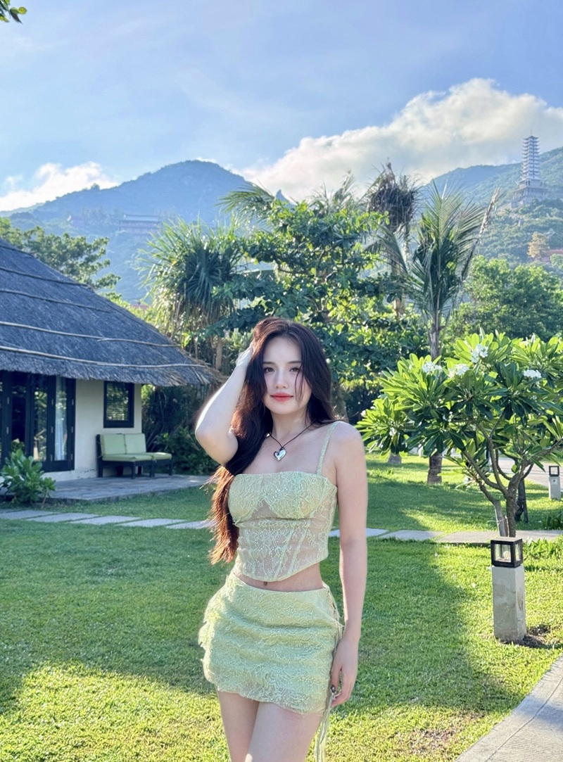 Vú to Thị Nhung bị mút mạnh đỏ hoe