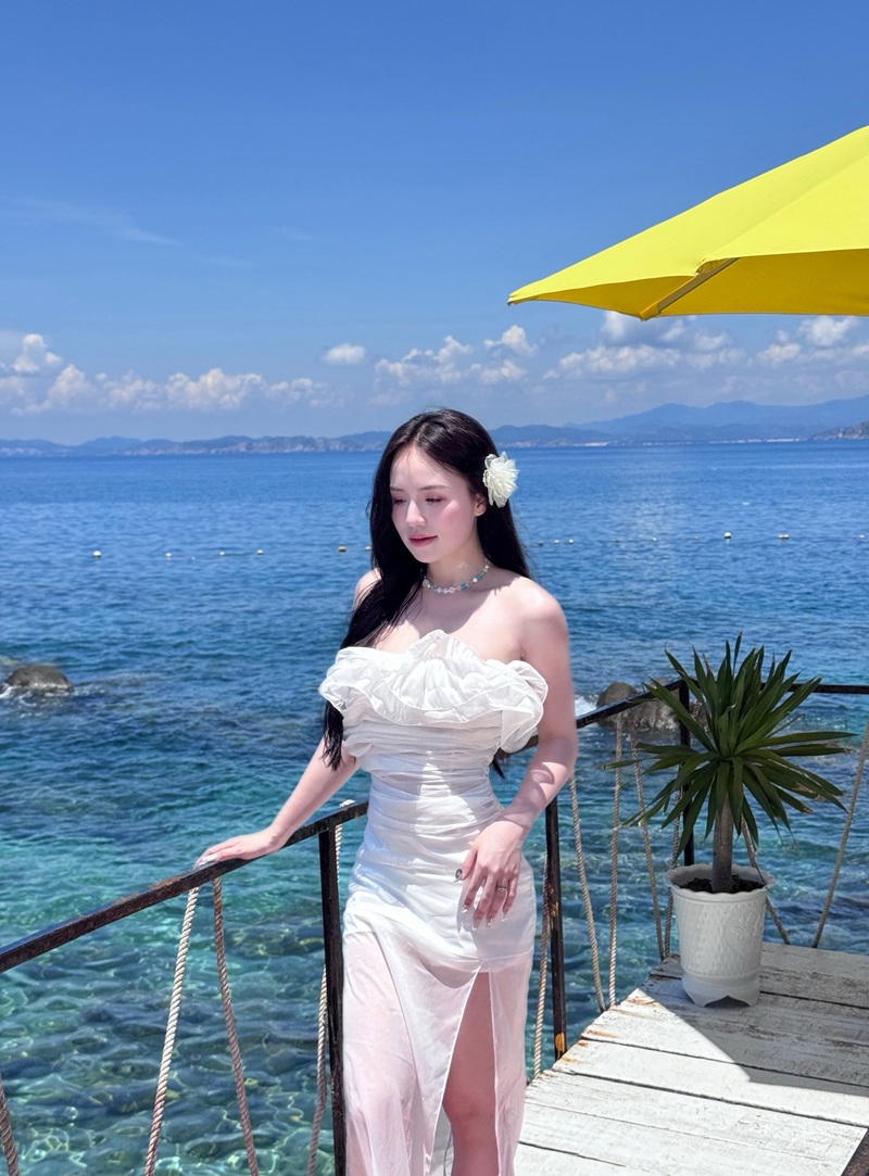 Thị Nhung liếm cặc ngon từng giọt dâm