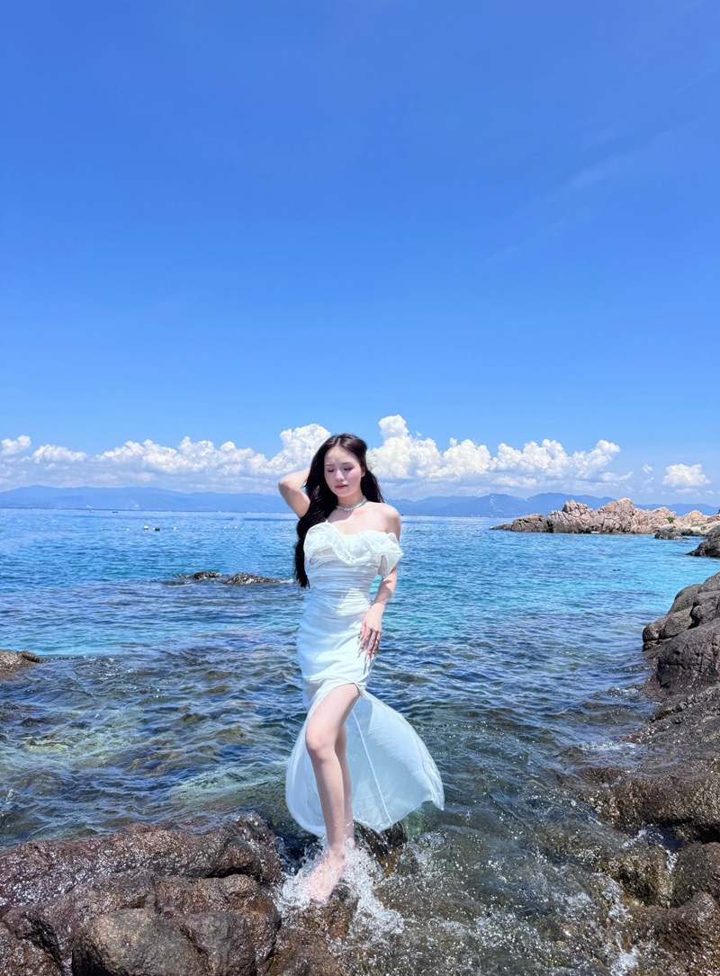 Hot Thị Nhung quỳ bú cặc khổng lồ sâu