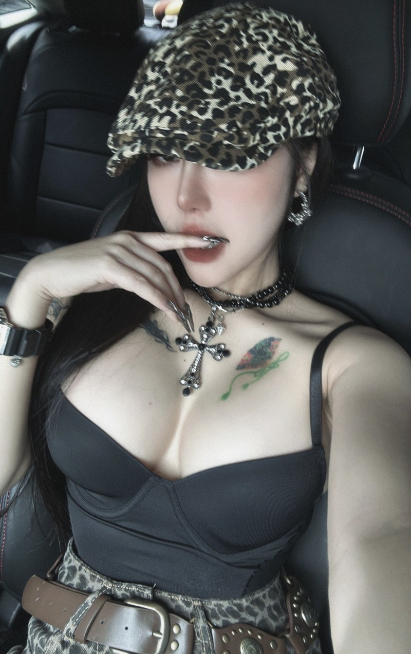Vòng một khủng Thúy Quỳnh trong ảnh 18+