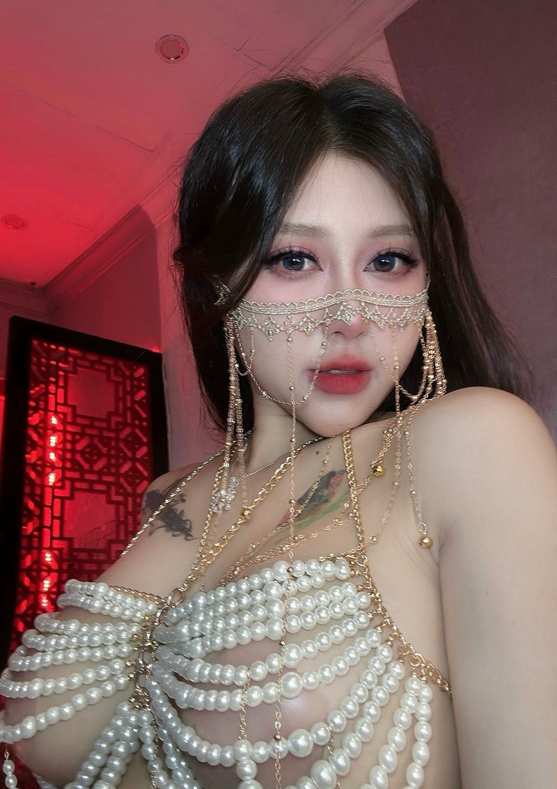 Ảnh nóng bỏng Thúy Quỳnh dáng người chuẩn model