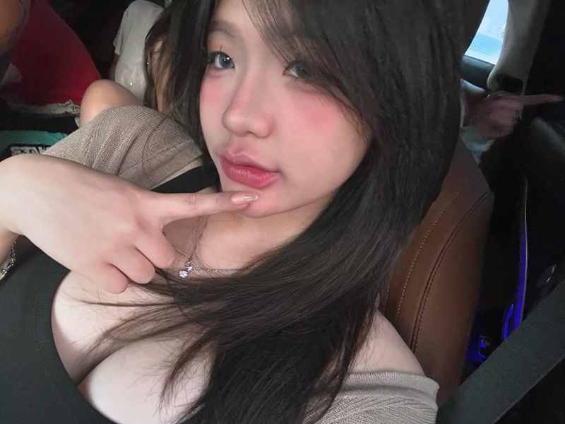 Lan Xinh Yêu liếm cặc ngon từng giọt dâm