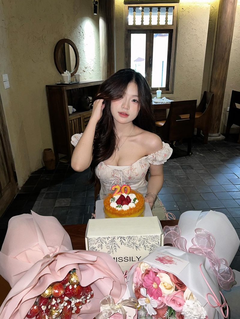 Vú căng bị véo đỏ Lan Xinh Yêu nứng