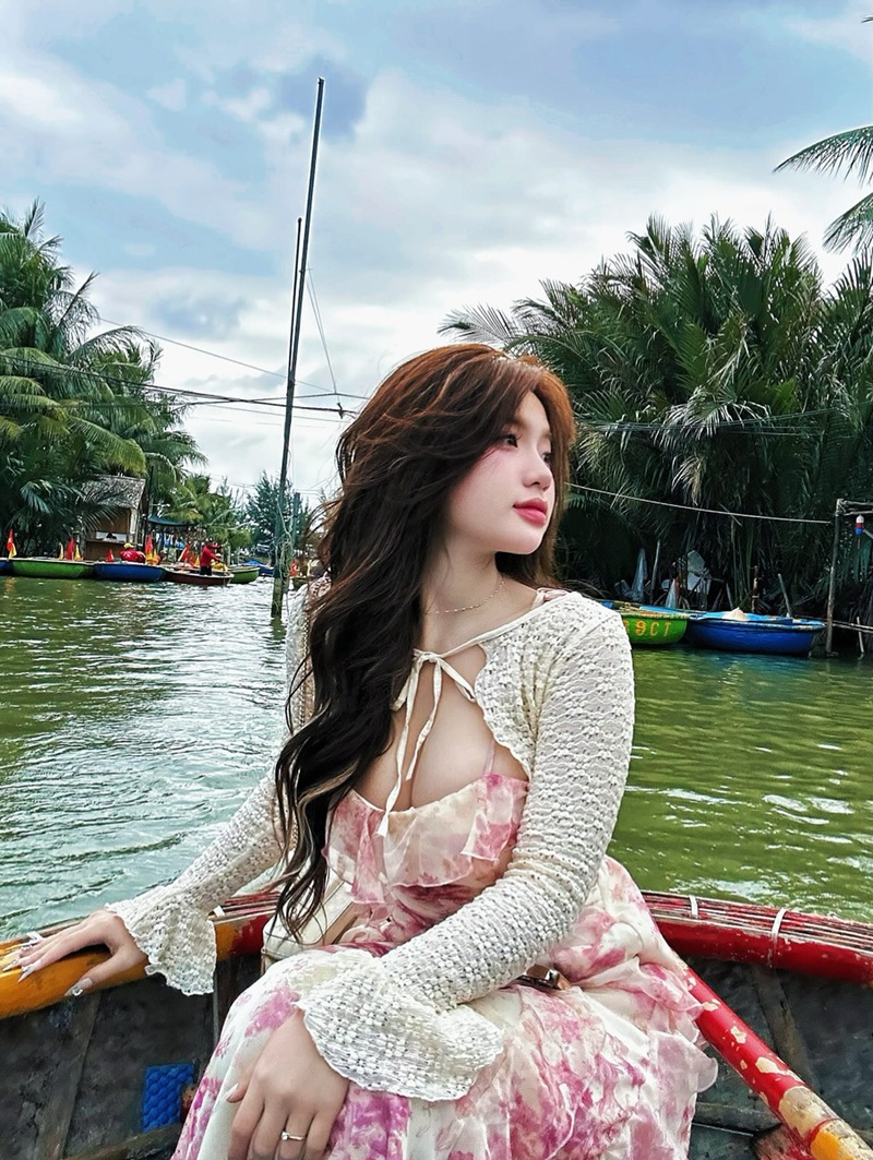 Chờ cặc to đến nứt lồn Lan Xinh Yêu