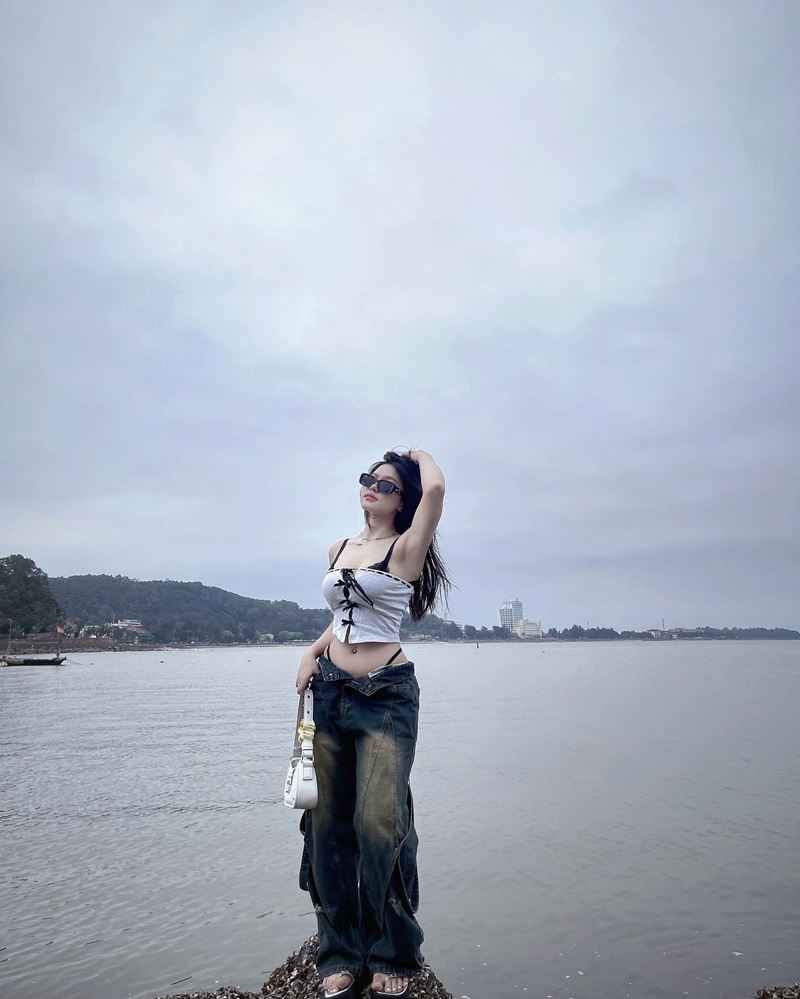 Dang rộng hai chân chờ cặc Lan Xinh Yêu nứng