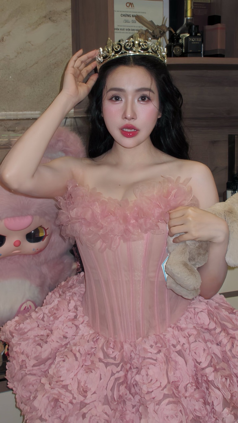 Viên Vibi body chuẩn trong outfit Police Girl