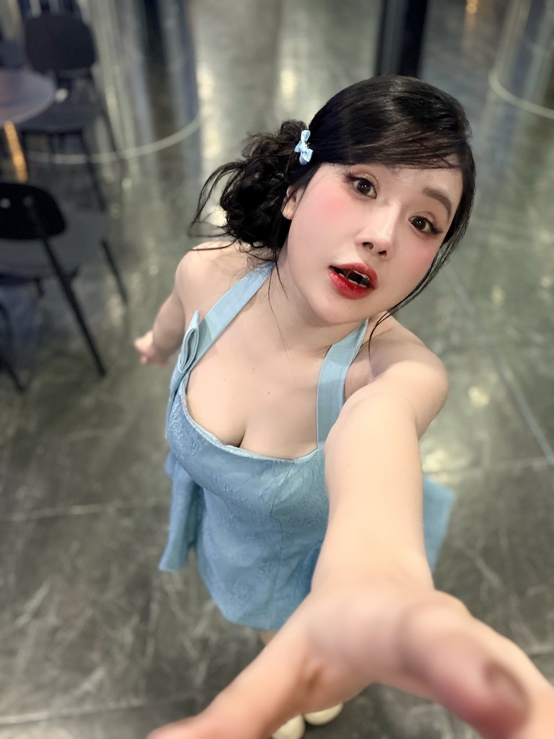 Viên Vibi trong bộ cosplay Police Girl chất lượng cao