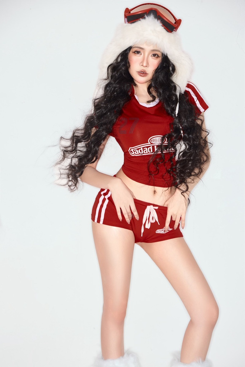 Viên Vibi posing gợi cảm trong đồng phục cảnh sát