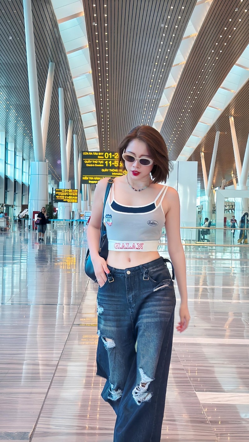Việt Phương Thoa khoe mông cong mặc quần lọt khe