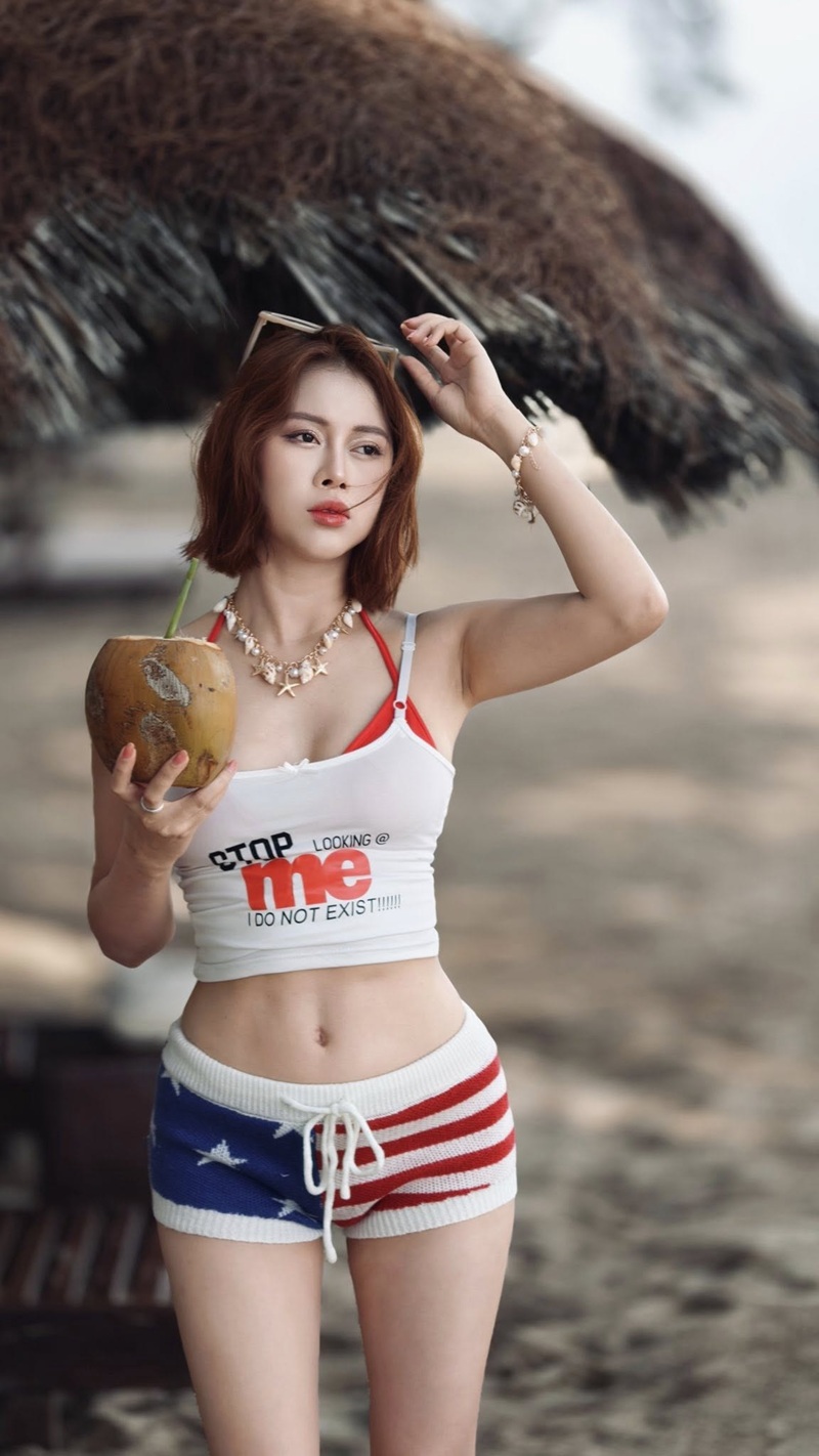 Việt Phương Thoa cip ướt nhẹp pose ngồi dạng chân