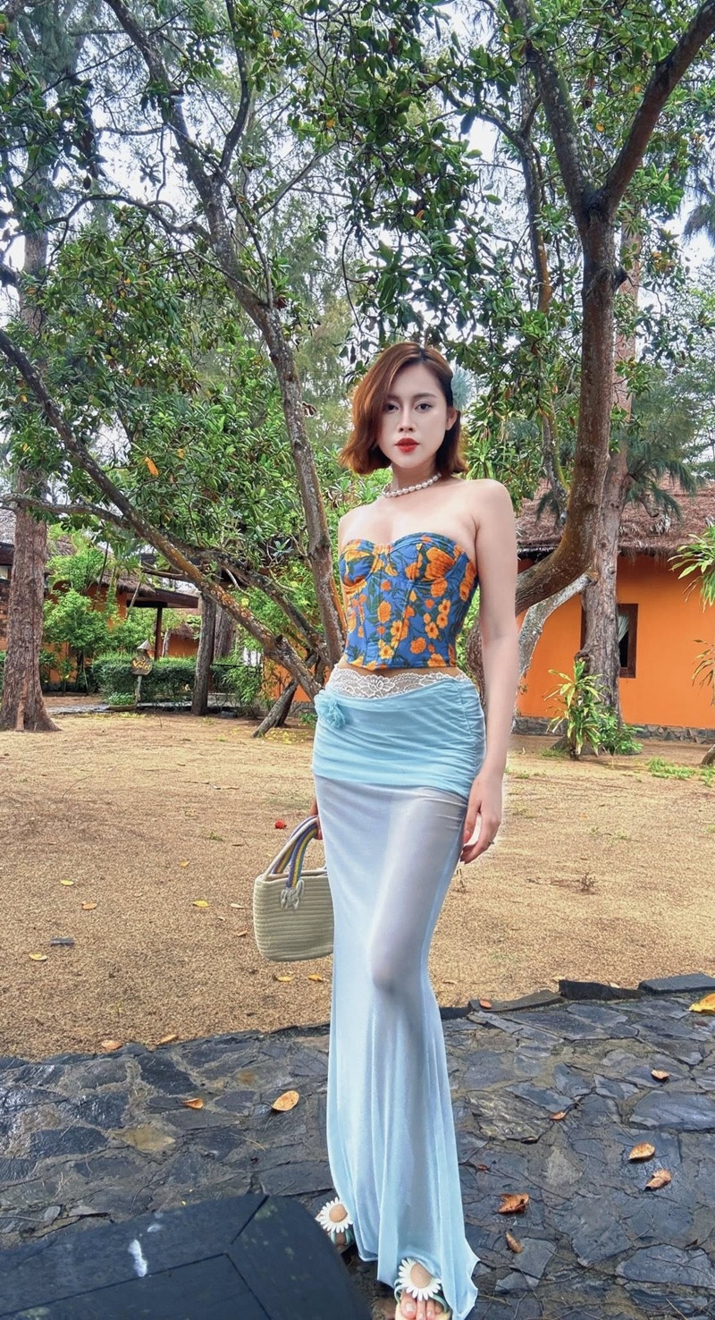 Việt Phương Thoa cosplay y tá váy ngắn hở hang
