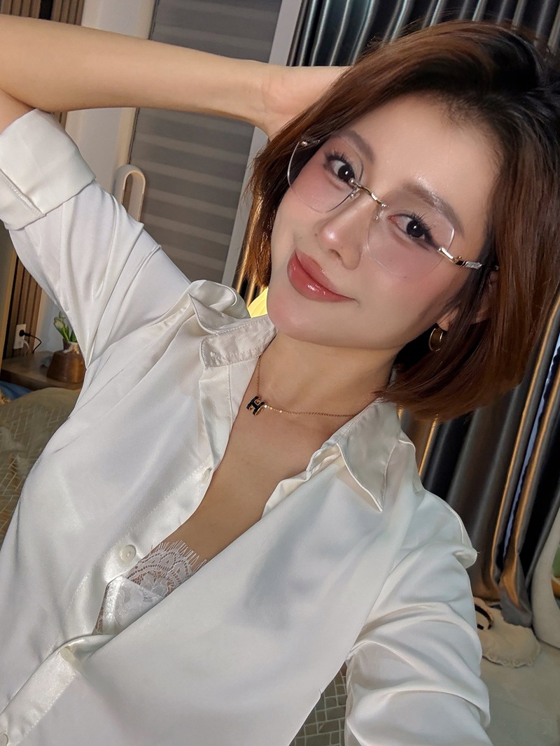 Việt Phương Thoa mông to ngồi xổm quay lưng