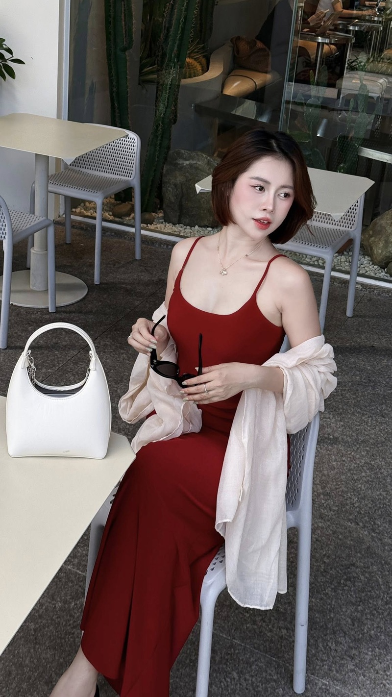 Việt Phương Thoa cosplay police girl cầm còng