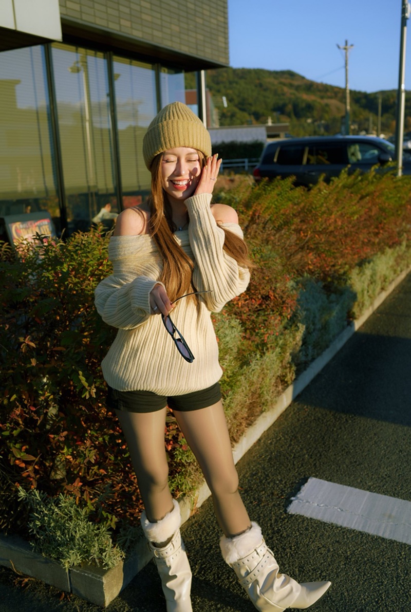 Việt Phương Thoa cosplay cheerleader váy ngắn