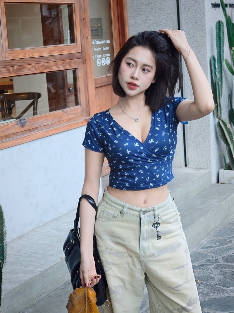 Việt Phương Thoa cosplay vampire girl mắt đỏ