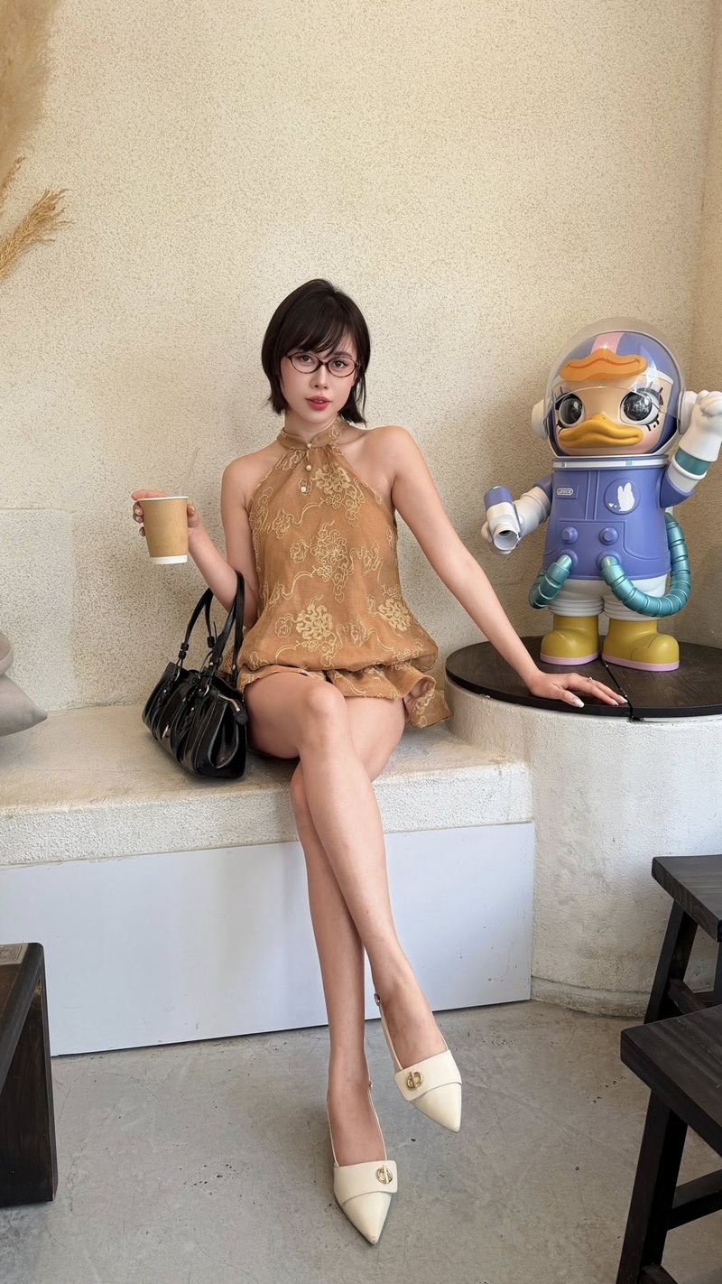 Việt Phương Thoa body múp míp mặc áo lưới