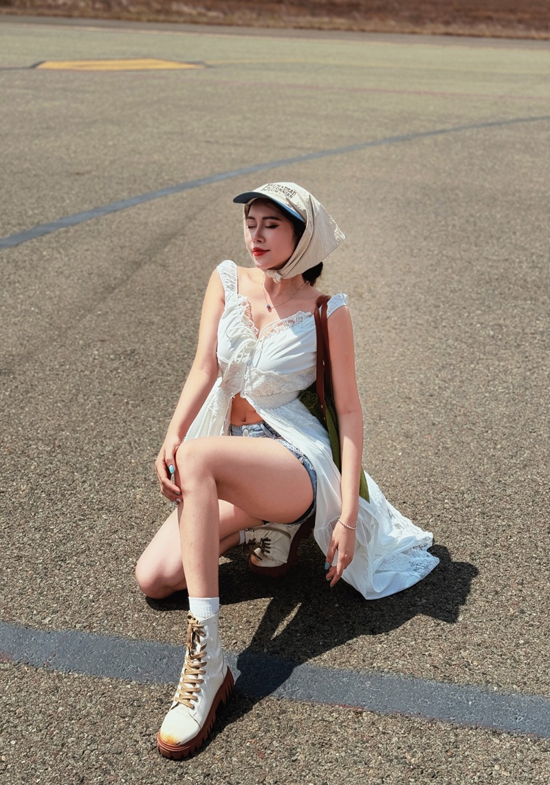Việt Phương Thoa khoe vú bự nảy tưng trong áo croptop