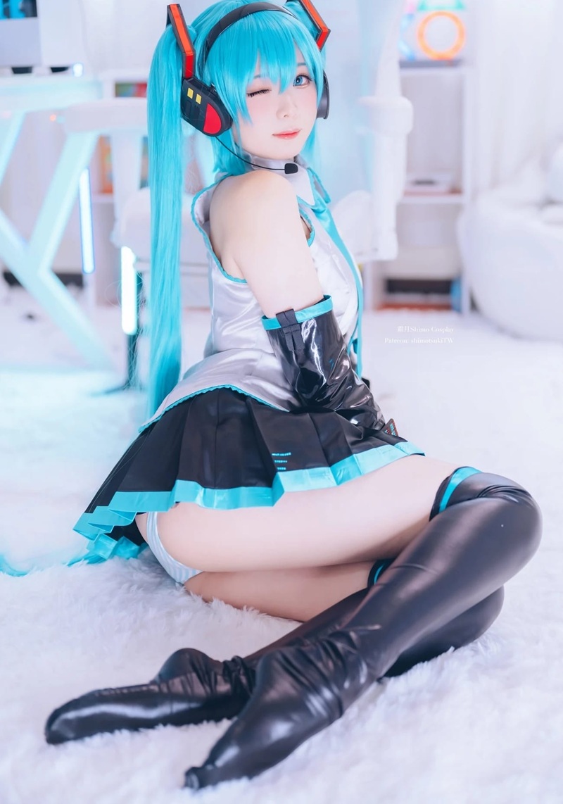 Ảnh Cosplay Hatsune Miku tư thế doggy style twintail xanh