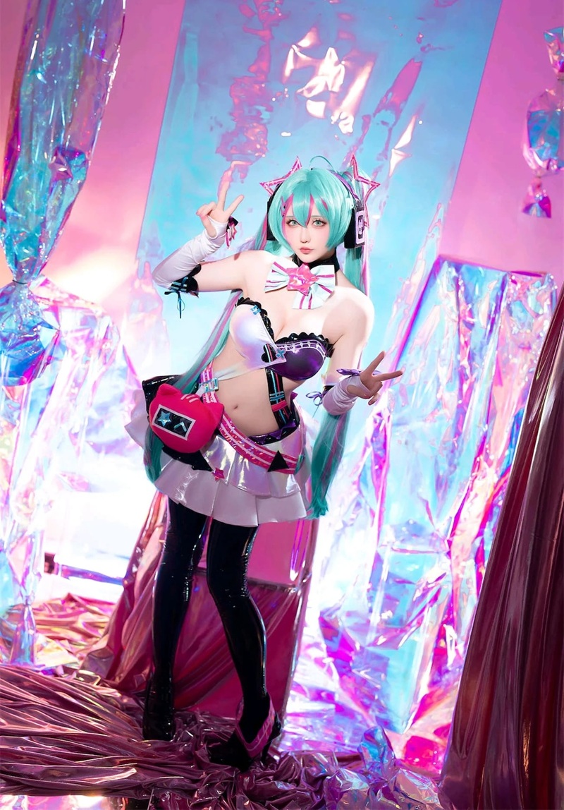 Ảnh Cosplay Hatsune Miku mông cong cúi nhặt micro