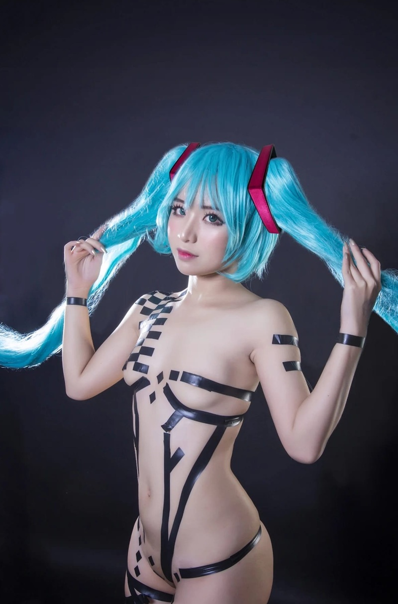 Ảnh Cosplay Hatsune Miku lộ núm vú hồng dưới áo vest