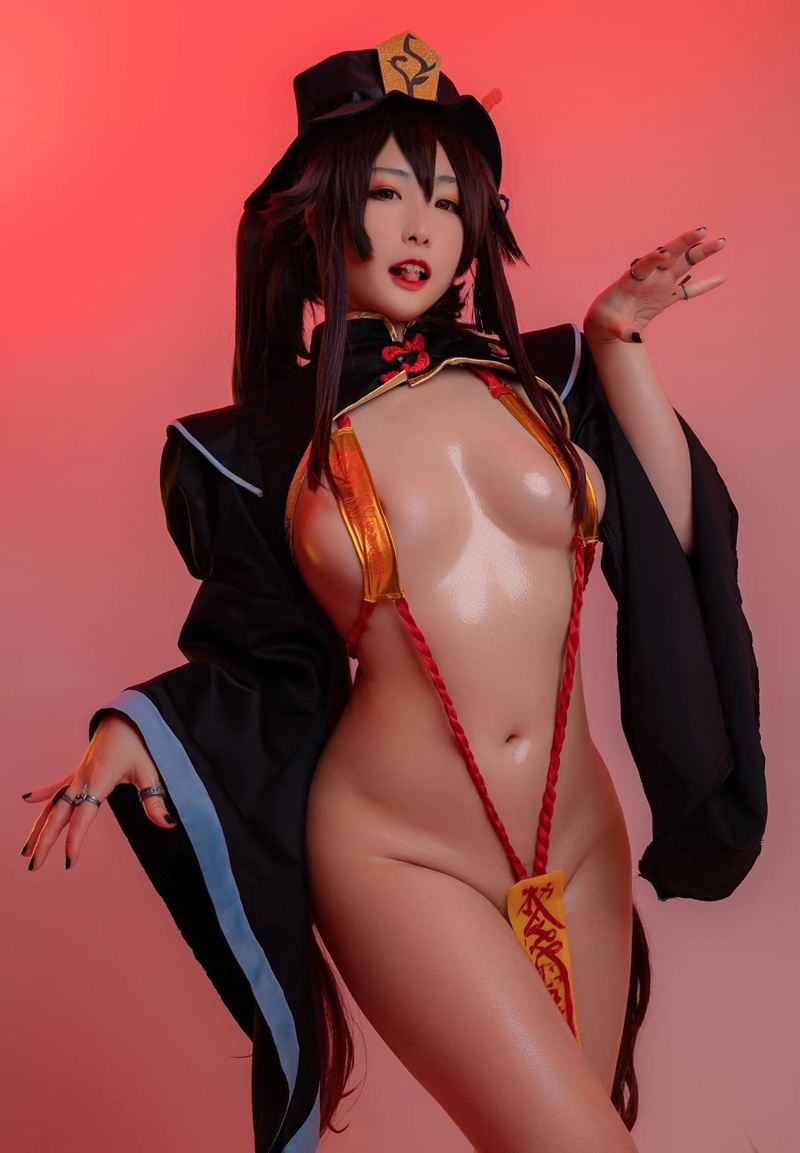 Ảnh cosplay Hu Tao R34 khỏa thân chỉ mặc nón và tất lưới