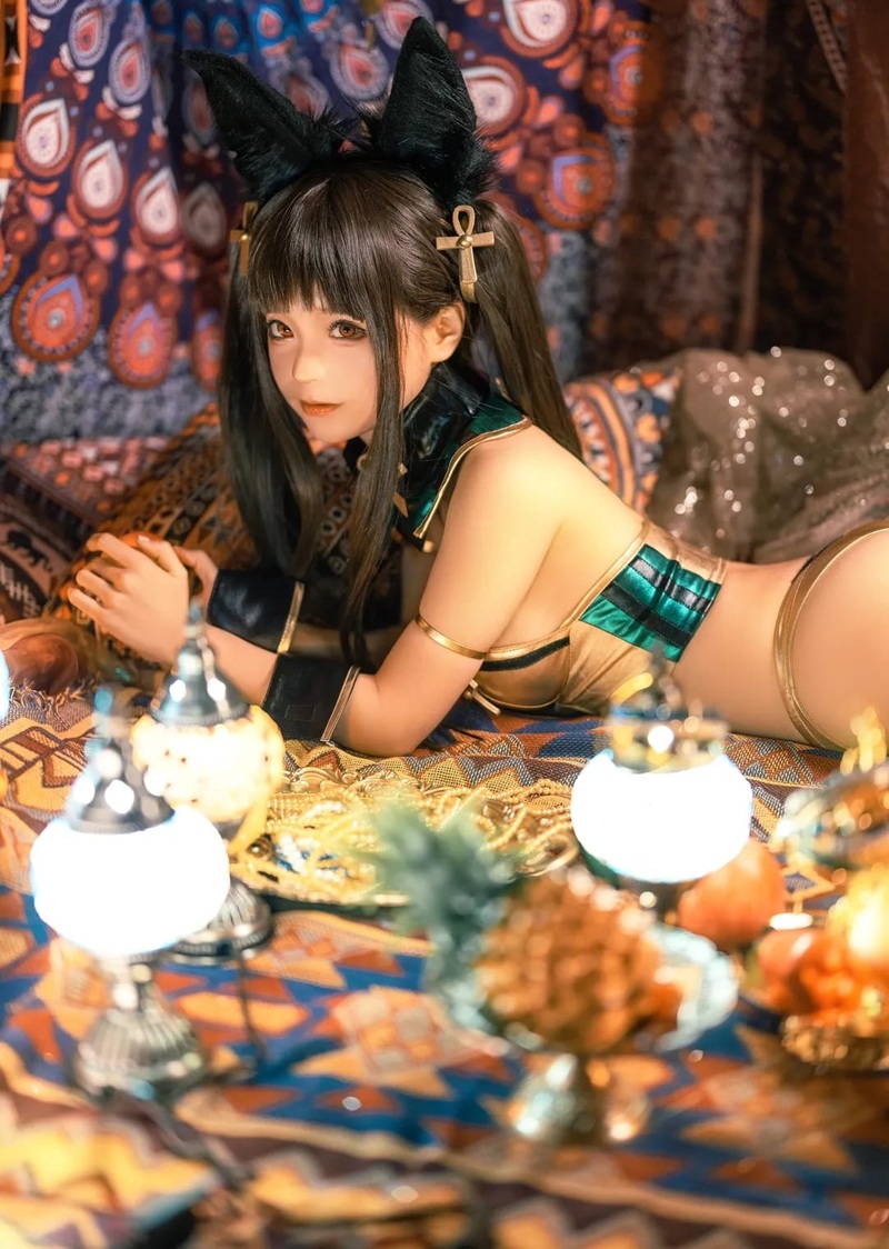 Ảnh cosplay Mèo Ai Cập vú trần nằm sấp khoe lưng cong