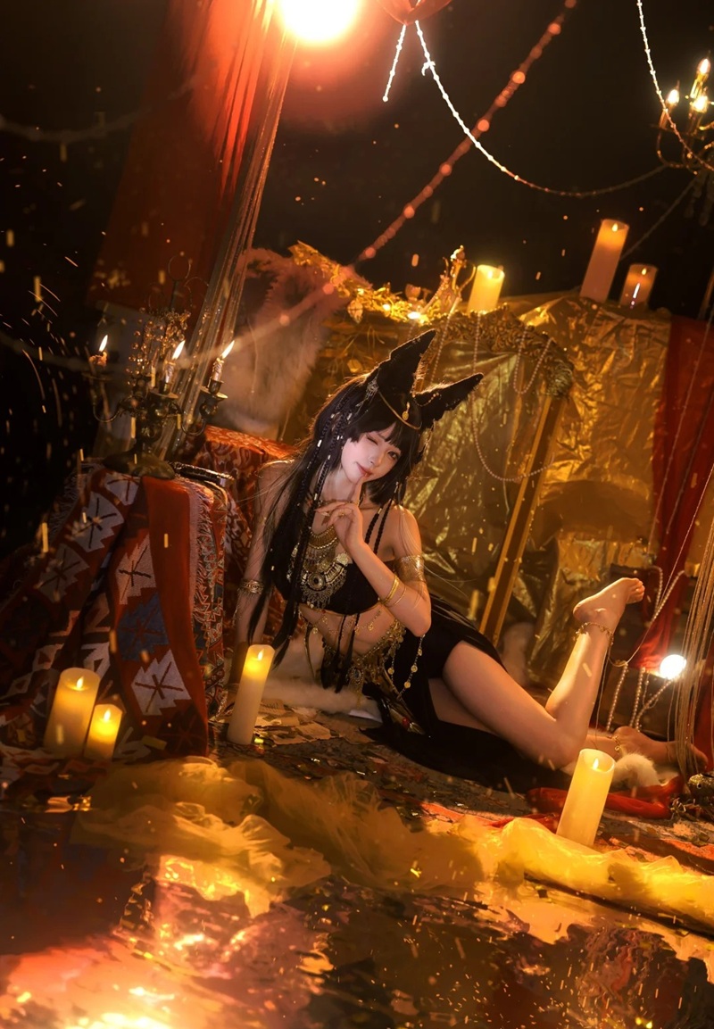 Ảnh cosplay Mèo Ai Cập ngồi xổm lộ hết cửa mình