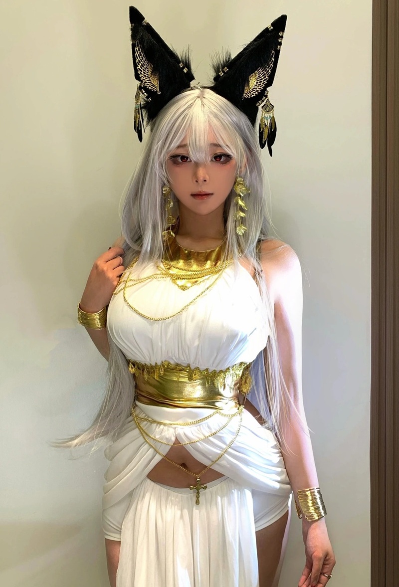 Ảnh cosplay Mèo Ai Cập ngực trần bôi dầu bóng loáng