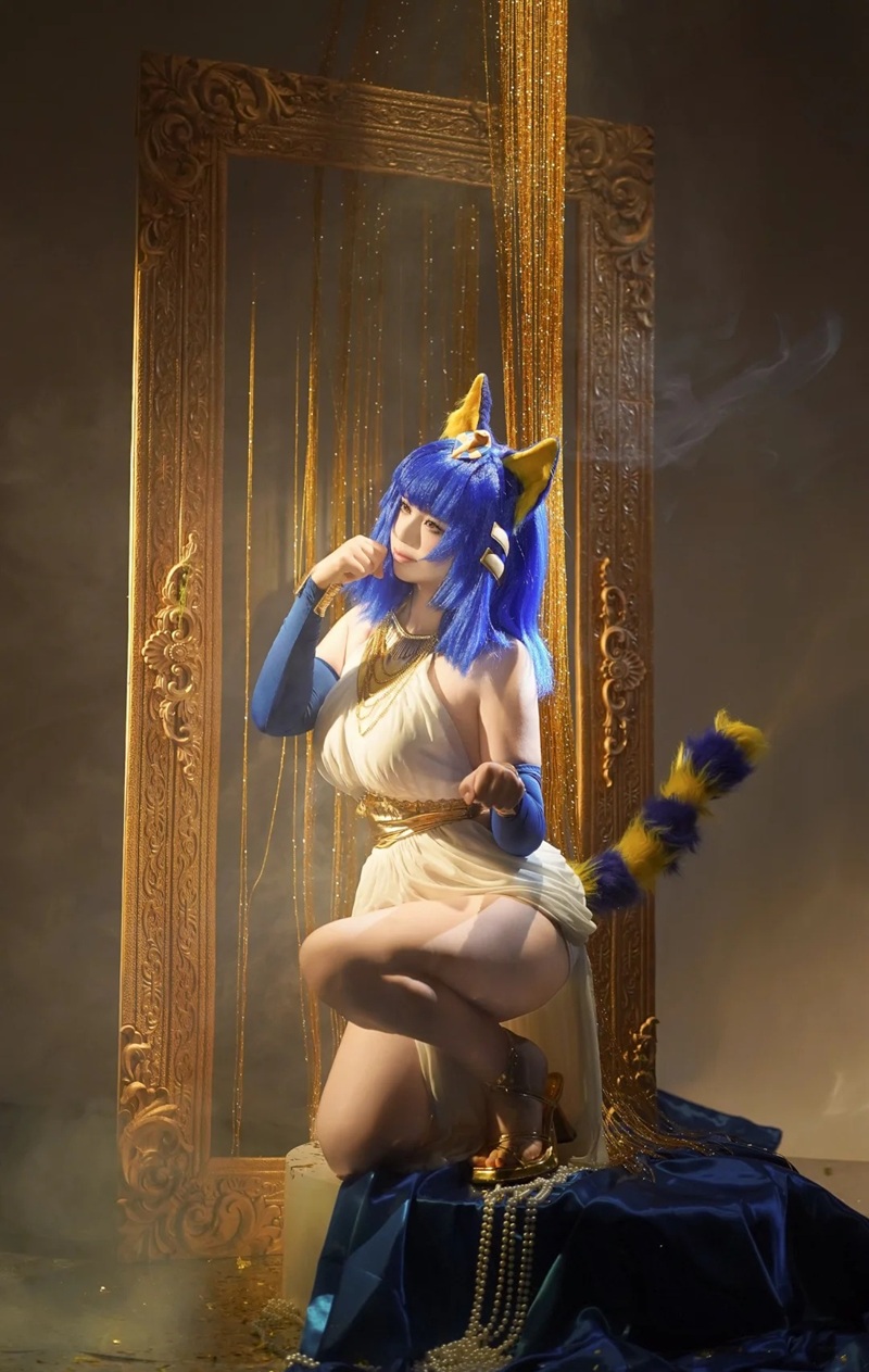 Ảnh cosplay Mèo Ai Cập mông to ngồi dạng chân rộng