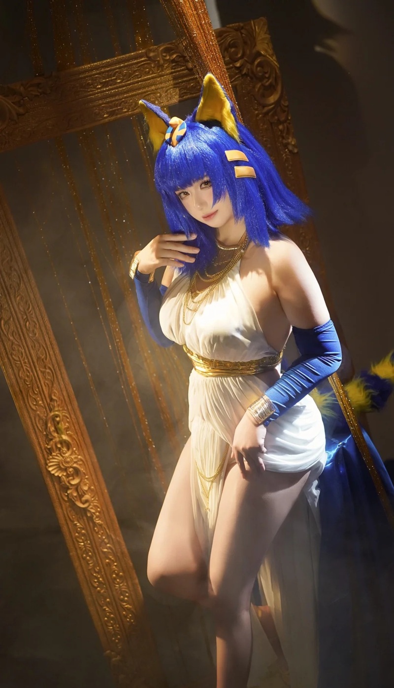 Ảnh cosplay Mèo Ai Cập vú trắng dưới ánh đèn neon Ai Cập