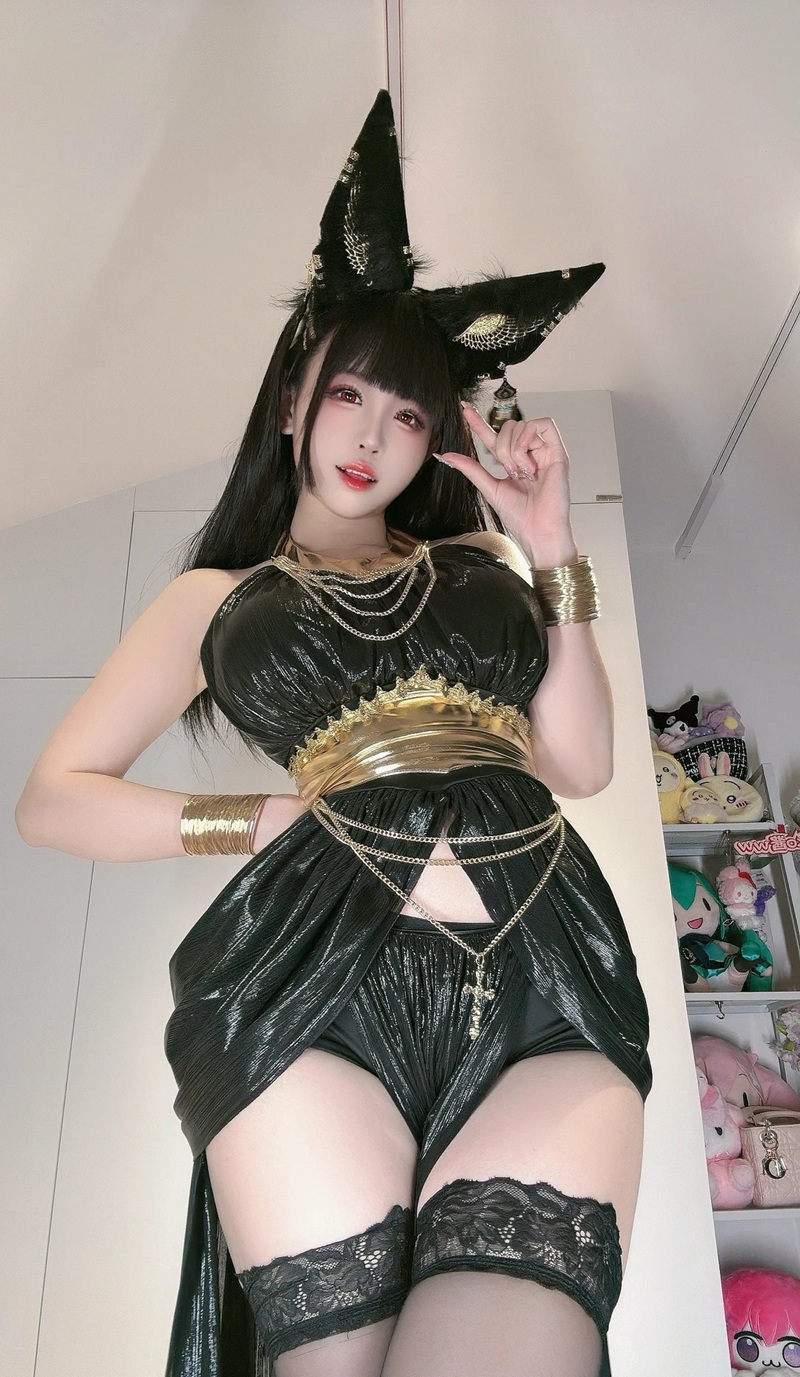 Ảnh cosplay Mèo Ai Cập lồn hồng mặc váy không quần