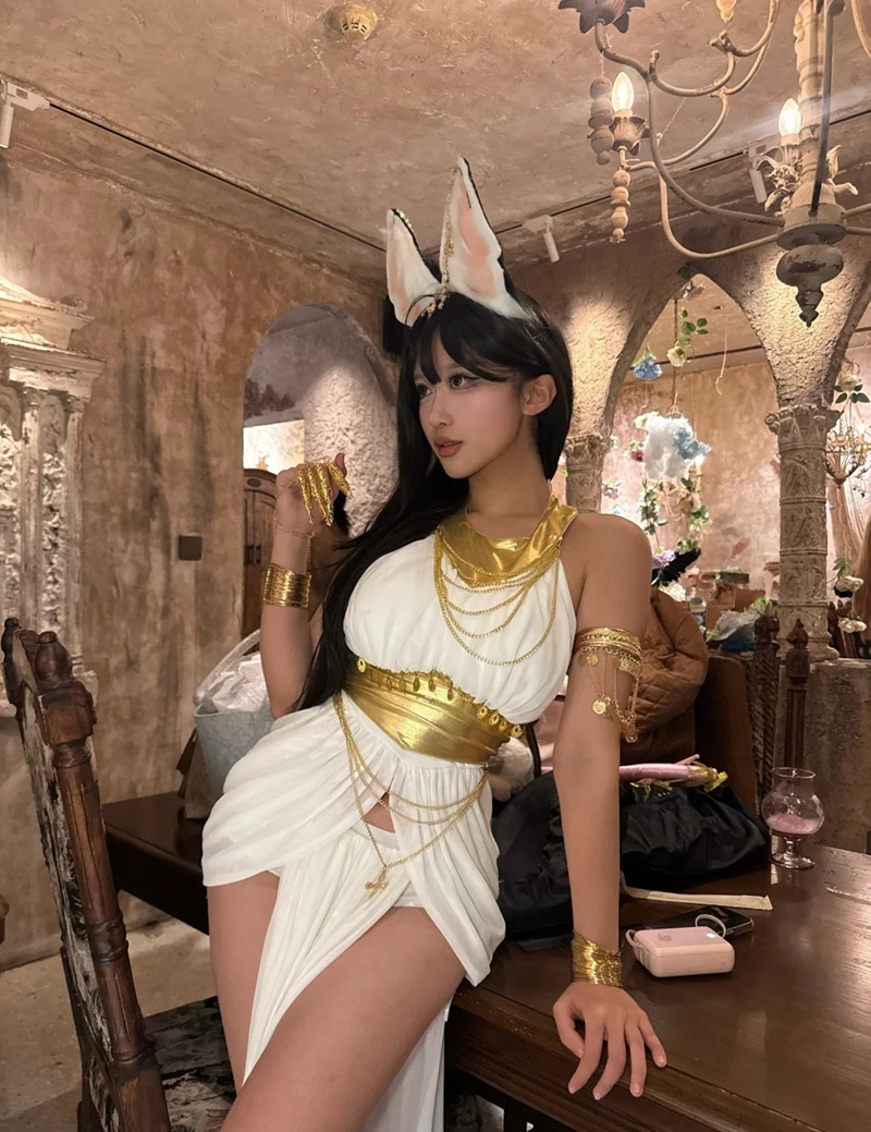 Ảnh cosplay Mèo Ai Cập vú to đang bú ngón tay