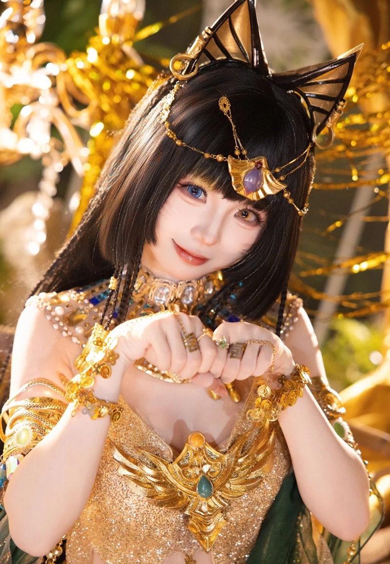Ảnh cosplay Mèo Ai Cập vú to mặc bikini vàng kim