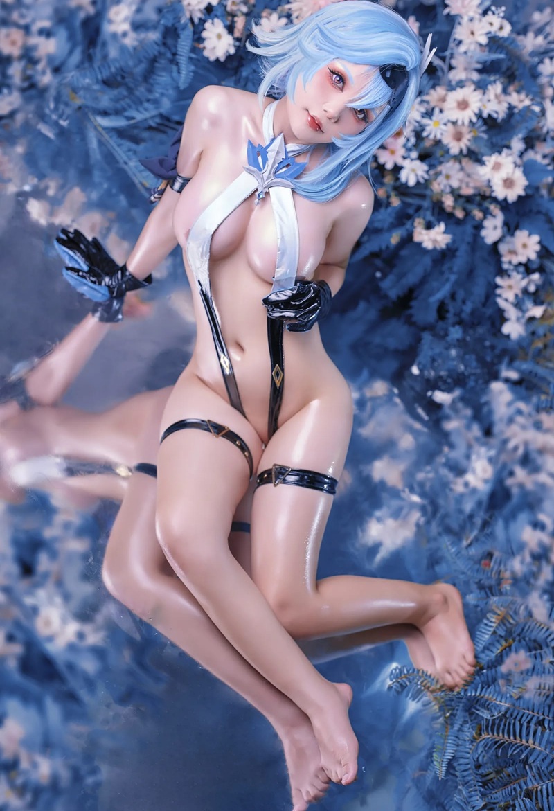 Cận cảnh cosplay sex với dildo khổng lồ