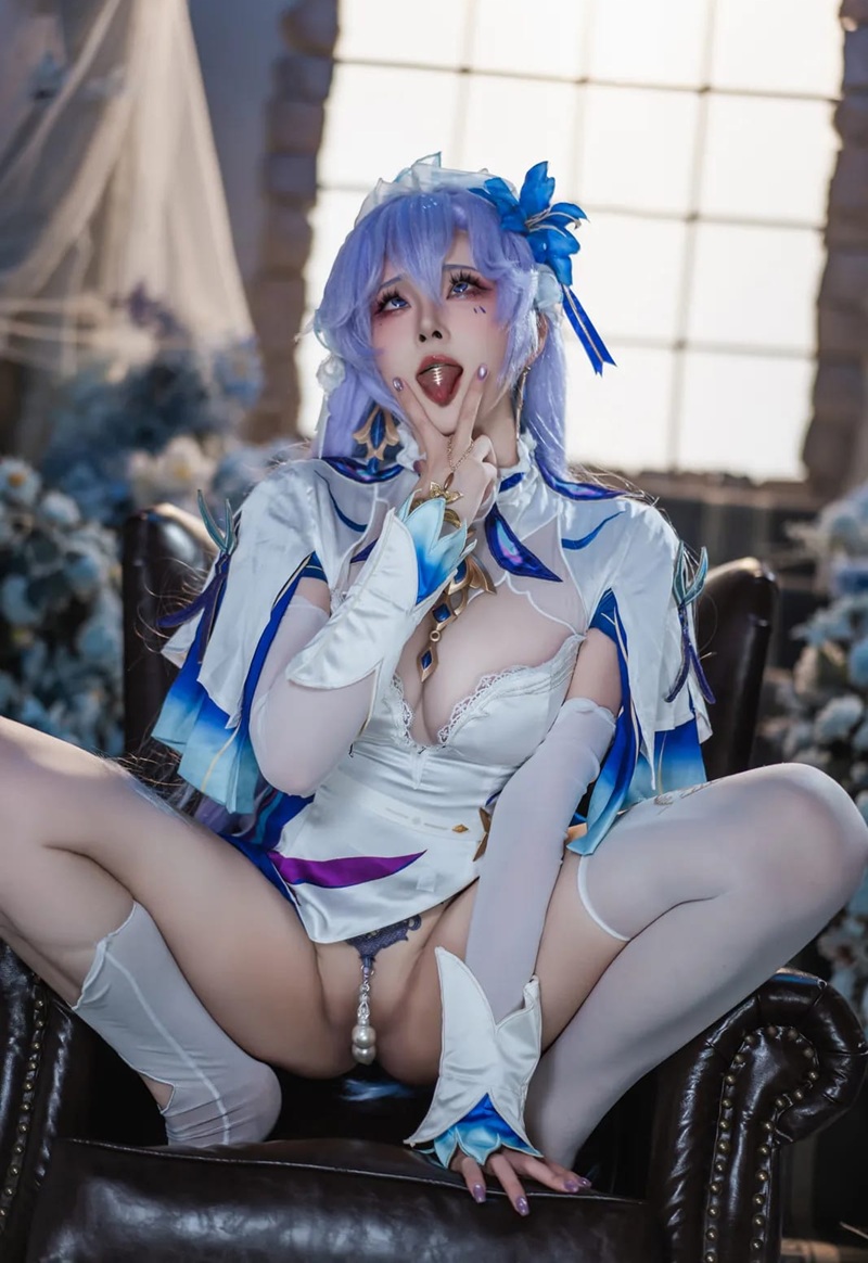 Gái cosplay sexy mông to khoe lồn căng mọng