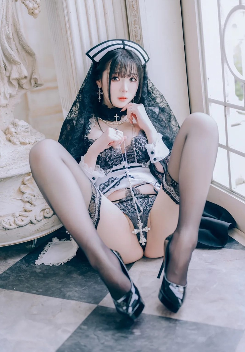 Gái cosplay sexy khoe lồn hồng tươi đầy mê hoặc