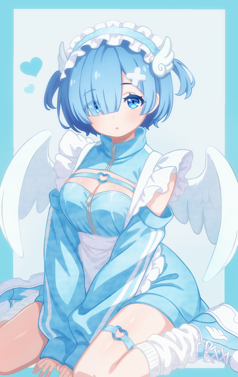 Rem-chan cầm bóng, ném lên không trung, cười rạng rỡ.