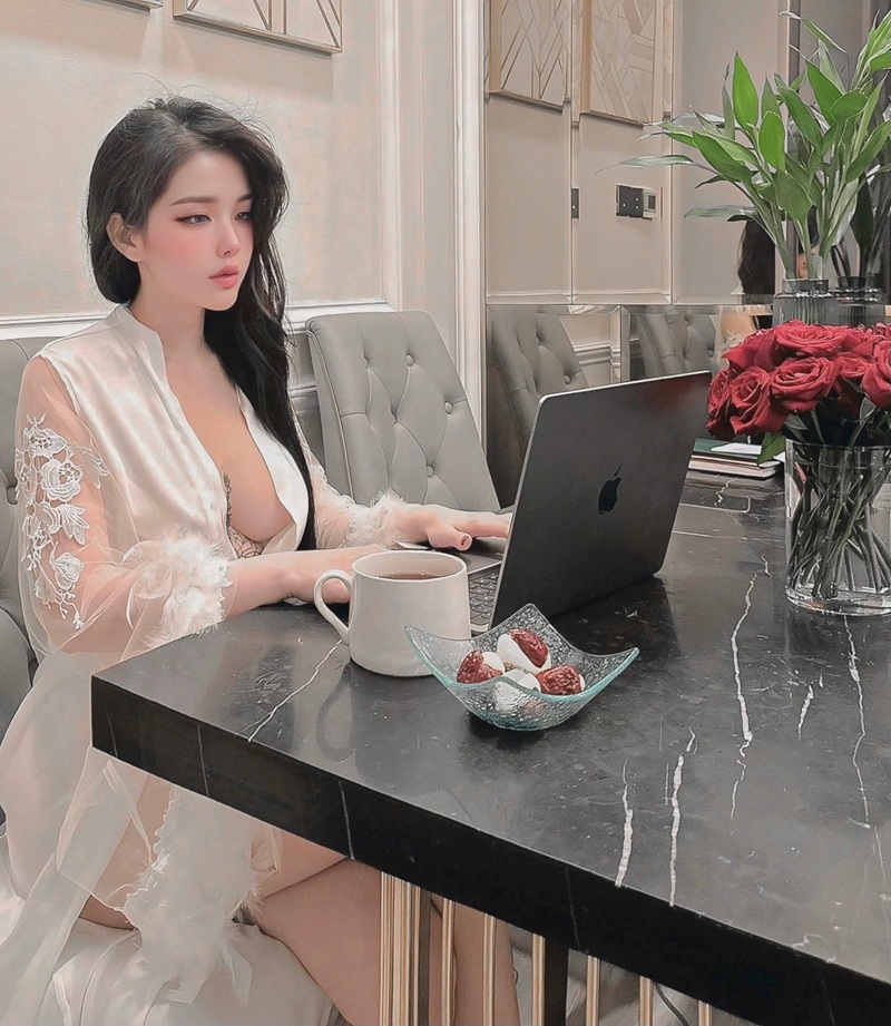 Ảnh adult Hoàng Nhân Linh Chi vòng 3 bự đầy mê hoặc