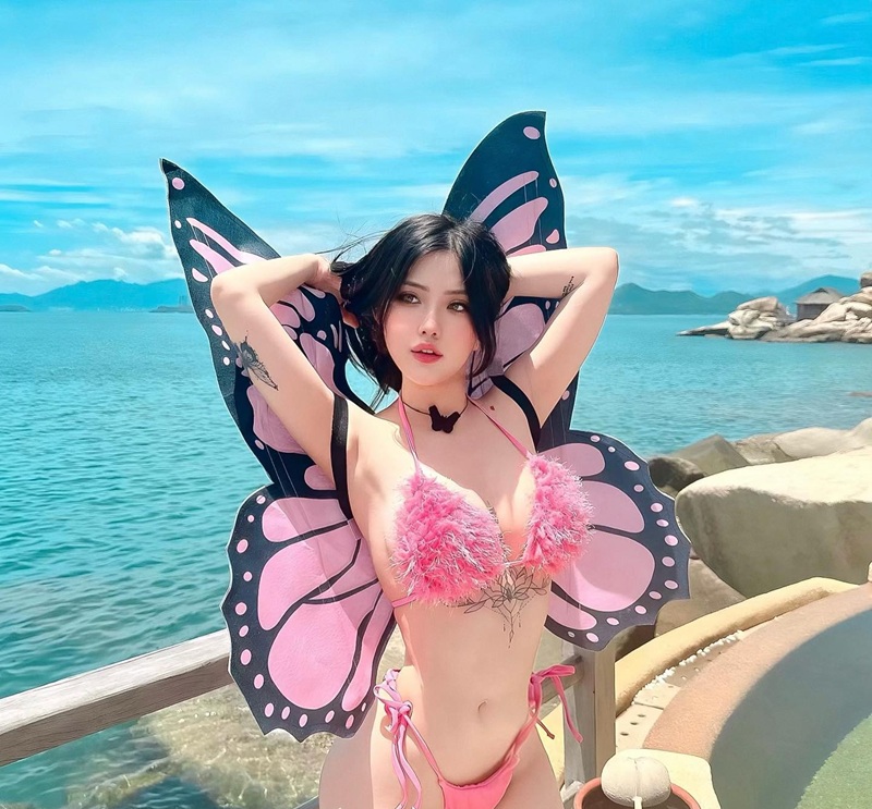 Ảnh sex Hoàng Nhân Linh Chi khoe mông cong căng mọng nóng bỏng
