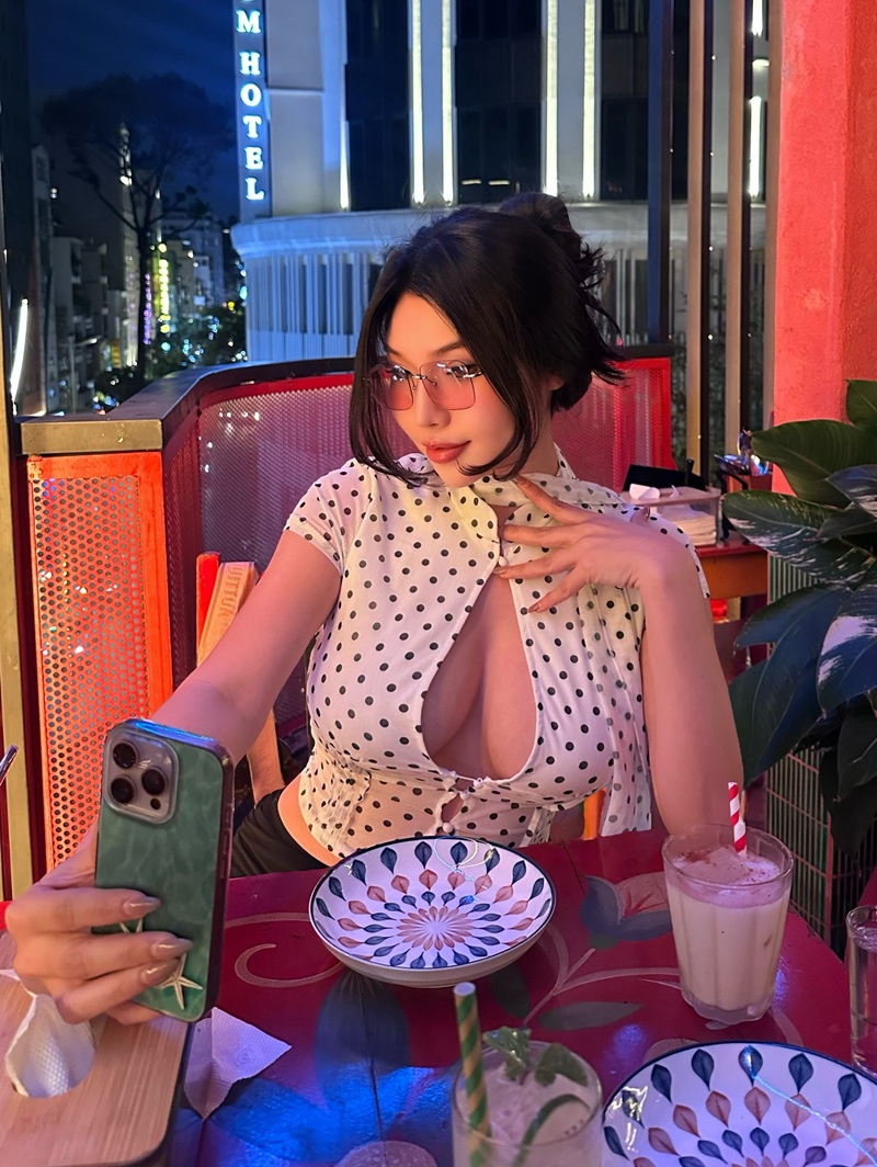 Cô gái Duyên Híp leak ánh mắt mời gọi