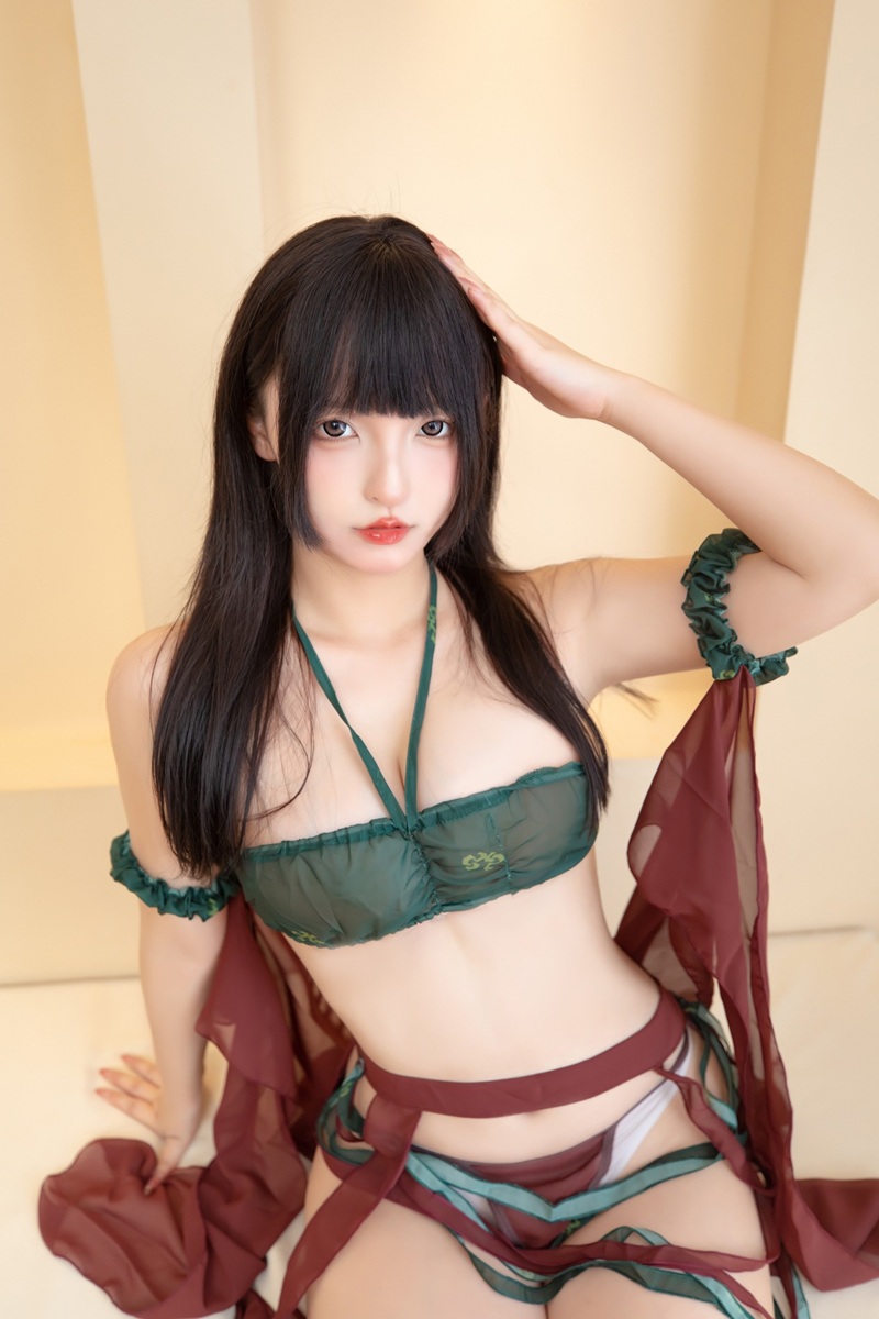 Hai chân giơ cao lộ hết gái cosplay dâm