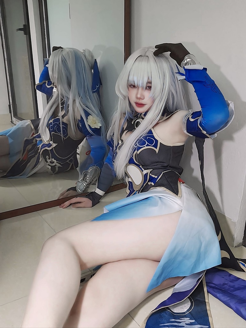 Liếm sạch tinh dính khắp người gái xinh cosplay