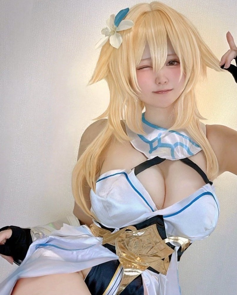 Gái xinh cosplay mông cong lồn hồng chờ địt